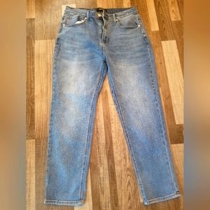 NWOT Akira PARADISE MOM JEANS WITH RHINESTONE BACK POCKET